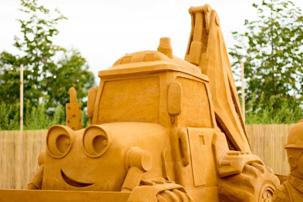 Scoop, giant sand sculpture in London