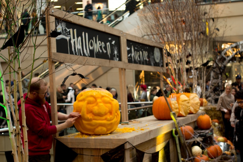 Professional pumpkin carver, Halloween shopping centre event