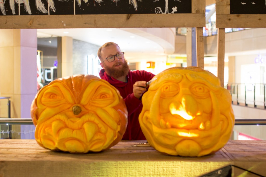 professional pumpkin carver creates a live carve and Leeds shopping Centre