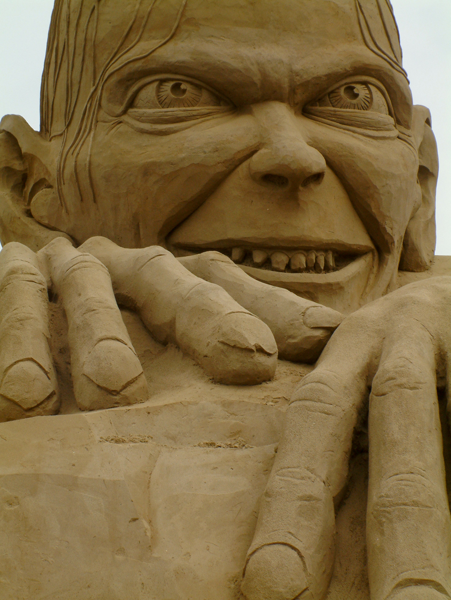 sand sculpture gollum lord of the rings sand artist