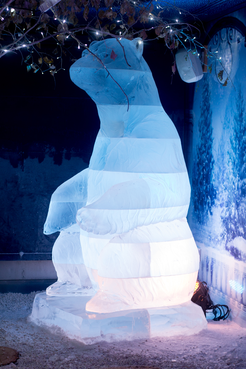 huge_polar_bear_ice_sculpture_york_winter_wonderland_events